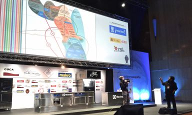 Quico Sosa, pensatore culinario tra i maggiori dell'ultimo ventennio, ha spiegato sul palco di Madrid Fusi&oacute;n&nbsp;il concetto di postavanguardia, movimento gastronomico del quale &egrave; tra i teorizzatori. Ecco il suo intervento per Identit&agrave; Golose, dopo che gi&agrave; lo avevamo raccontato nella nostra cronaca
