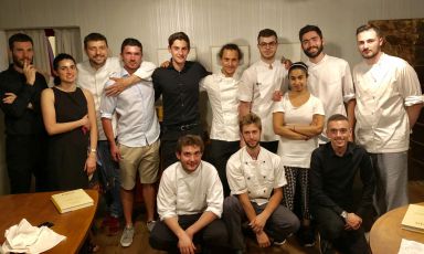 Lo staff del ristorante Dina di Gussago, Brescia. Il patron Alberto Gipponi (terzo da sinistra) è la Sorpresa dell'anno per la Guida Identità Golose 2019
