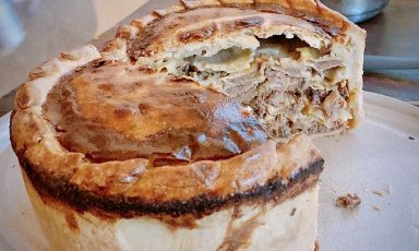 La Pastisona, ovvero un timballo di anolini in pasta brisè. Il nome è un gioco di parole tra pasticcio, appunto, e un modo di dire dialettale che si usa per indicare una bambina o un bambino affettuosamente (un bel pastison)

