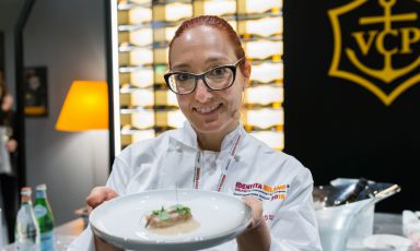 Aurora Mazzucchelli mostra con orgoglio il suo piatto Ricordo d’infanzia interpretato da una Chef donna
