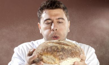 Scopriamo Riccardo Antoniolo di Ottocento Simply Food a Bassano del Grappa (Vicenza): è pizzaiolo, ma prima ancora (in ordine temporale, non d'importanza) chef e pasticcere. Sarà relatore al prossimo Identità Milano, come abbiamo raccontato qui. Un'anteprima sintetica del pezzo è uscita su Identità di Pizza, la newsletter che Identità Golose dedica al mondo dei lievitati. Per riceverla regolarmente (e gratuitamente) basta iscriversi qui
