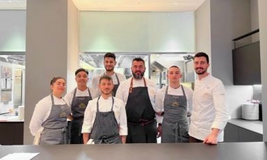 Il team di Identità Golose Milano capitanato dallo chef Edoardo Traverso con Davide Del Duca e Luca Carucci di Bianca Tattoria
