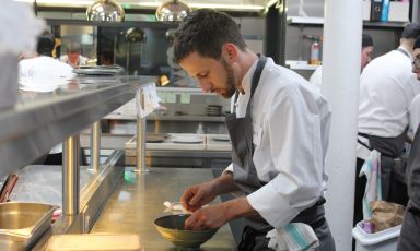 Dopo diverse esperienze in ristoranti prestigiosi, dal 2012 Danilo Cortellini &egrave; lo chef dell&rsquo;Ambasciatore italiano a Londra, Pasquale Terracciano. Ora &egrave; arrivato in finale nella versione inglese di MasterChef dedicata ai cuochi professionisti
