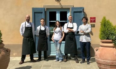 Antonello Sardi, primo da sinistra, con la proprietaria della Tenuta Le Tre Virtù, Valentina Sabatini, e i ragazzi della brigata, ossia Lorenzo Lastrucci, classe 1994 di Barberino di Mugello; e Nico Franchi (sous chef, ma si occupa anche dei dolci), classe 1991 di Arezzo. A destra c'è Gianmarco Grossi da Borgo San Lorenzo, classe 1994, che si occupa della sala, pieno di energia
