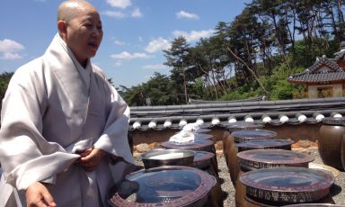 La venerabile monaca buddista Gye-Ho davanti a decine di onggi, i recipienti della tradizione coreana che contengono alimenti fermentati e marinati. E' il momento più emozionante della nostra visita al tempio di Jingwansa, alle porte di Seul. Una giornata dedicata a scoprire i segreti millenari della cucina buddista coreana