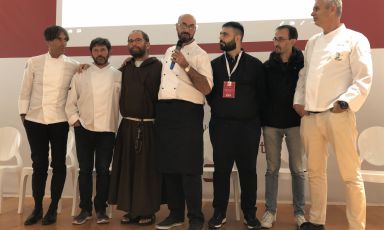 Gli chef uniti per sostenere Opera San Francesco: con Davide Oldani, Cesare Battisti e Pietro Leemann si riconoscono i cuochi dell'Opera: Francesco Bonacci, Salvatore Puddu e Fabrizio Bonfanti. L'appuntamento con i risotti benefici d'autore è in piazza Beltrami da oggi a domenica sera
