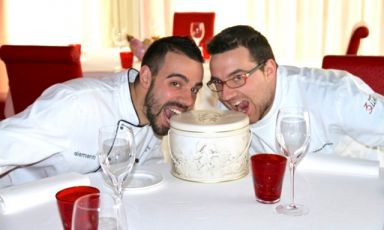 Un'immagine degli chef&nbsp;Alberto Basso&nbsp;e Stefano Leonardi, fondatori del ristorante 3Quarti di Grancona (Vicenza). Proprio domani, venerd&igrave; 13 novembre, il 3Quarti ospiter&agrave; la presentazione della prima edizione di LeAlture, un evento voluto da Basso per ricordare in modo festoso e positivo l'amico-socio, spentosi improvvisamente