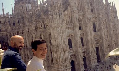 Niko Romito e l'executive chef Gaia Giordano sulla terrazza del ristorante Spazio, al terzo piano del Mercato del Duomo, con vista sulla celebre cattedrale milanese. Il ristorante/laboratorio apre questa sera sul modello dei due consimili di Rivisondoli (L'Aquila) e Eataly Roma: cucina italiana, ottime materie prime, prezzi contenuti e clima informale. Aperto 7 su 7, pranzo e cena. Prenotazioni +39.02.878400