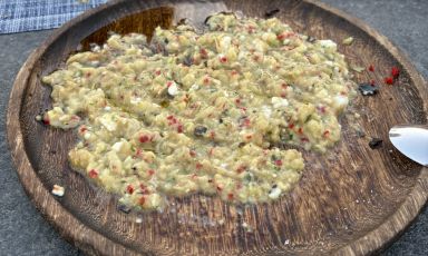 Una semplice insalata di melanzane arrosto, tipicamente greca? Sì, ma non solo...
