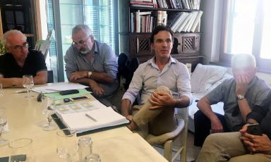 L'incontro a Orosei: Giovanni Pinna, il terzo da sinistra, insieme agli altri rappresentati dei consorzi

