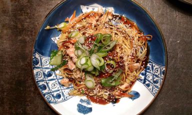 Stir fry di pollo al vino cinese e uovo con Sapporo ramen, uno dei piatti più buoni del nuovo corso del Noodle Bar (viale Bligny 3), di Eugenio Roncoroni, stesso cuoco e titolare di Al Mercato (via Sant'Eufemia 16). L'insegna di cucina sino-asiatica sta ridefinendo totalmente la sua offerta, con esiti già interessanti
