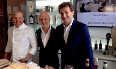 La grande triade del Trussardi alla Scala in piazza della Scala a Milano, protagonisti di una bella lezione ieri a Identità Expo. Da sinistra, il neo-chef Roberto Conti, il food&beverage manager Luca Cinacchi e il bartender Tommaso Cecca