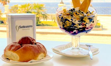 Una magnifica coppa di gelato con vista sullo stretto di Messina, alla Cremeria Sottozero di Enzo Pennestrì a Reggio Calabria
