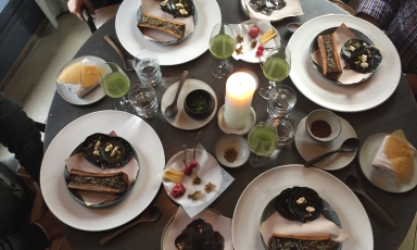 La complessa mise en place del Midollo arrosto, pietanza dell'ultimo menu degustazione del Noma di Copenhagen. Il ristorante di Rene Redzepi riaprirà, non prima del 2018, pochi chilometri più a nord dalla sede attuale (foto Zanatta)
