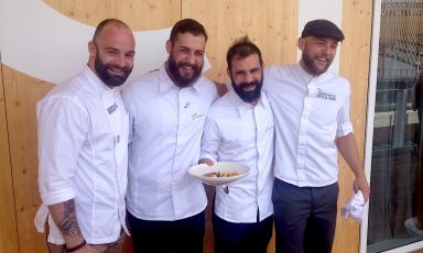 I fratelli berlinesi Stefan (a sinistra) e Mattias Eggert ai lati degli altri due fratelli e colleghi italiani Manuel e Christian Costardi ieri in visita a Identità Expo. I due tedeschi sono titolati di una società di banqueting e catering molto popolare in Germania. Erano a Rho per la prima dimostrazione di cucina nel padiglione del loro paese 