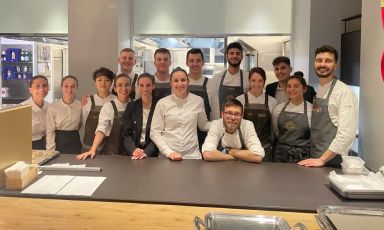 Foto di gruppo al pass di Identità Golose Milano, con le brigate dell'Hub e del ristorante Forme, guidato dalla chef Arianna Gatti
