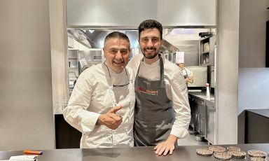 Simone Fracassi, a destra, a Identità Golose Milano insieme al nostro chef Edoardo Traverso. Quest'ultimo è stato bravissimo nell'interpretare al meglio la pregiata Chianina messagli a disposizione da Fracassi, così da ottenerne piatti di gran fattura, su tutti una golosissima Pappardella mantecata con ristretto di cappello del prete, alloro e polvere di cipolla e un favoloso Bollito alla griglia con misticanza. Tutte le foto sono di Carlo Passera

