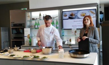 Nicola Fossaceca, chef del ristorante Al Metrò di San Salvo (Chieti), ieri con Eleonora Cozzella a lezione a Identità Expo per il ciclo "Identità Expo". Oggetto della dimostrazione, un piatto che ci conduce dritti ai grandi sapori dell'estate adriatica (foto Chiara Nicolini)