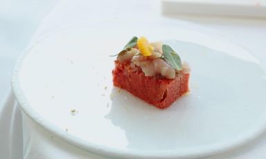 Cubo all’acquasale di pomodoro, carpaccio di muggine e femminiello fermentato è il Piatto dell'estate 2023 di Domenico Cilenti, chef del ristorante Porta di Basso, una stella Michelin a Peschici, Foggia
