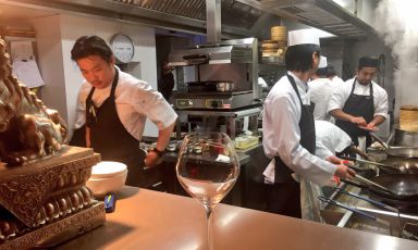 Andrew Wong, 35 anni, britannico di origini cinesi, chef del ristorante A Wong a Londra. Formazione di cucina classica francese, &egrave; partito per un viaggio di 3 anni in Cina. Oggi riassume nel menu degustazione tutte le tradizioni diversissime&nbsp;di un paese sterminato (foto Zanatta)
