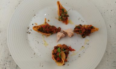I Conchiglioni con conchiglie, primo piatto presentato ieri da Fabrizio Mantovani, chef del bistrot Fm di Faenza (Ravenna) a Identità Expo S.Pellegrino. E' un piatto che sa di Adriatico, d’ispirazione francese, in cui compare il murice, mollusco dalla conchiglia spinosa