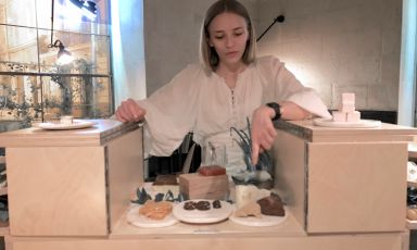 Isabella Potì al termine della cena, con il carrello che nasconde la piccola pasticceria. La chef sarà tra i protagonisti di Identità Milano 2019: salirà sul palco domenica 24 marzo alle ore 17,30, nella sezione Identità di Pasta in sala Blu 1
