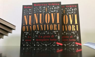 I nuovi onnivori - La gioia di mangiare tutto è il titolo del nuovo libro di Roberta Schira, disponibile da domani e presentato questa mattina a Identità Golose Milano (edito da Vallardi, 224 pagine, 16,90 euro, per acquistarlo clicca qui)
