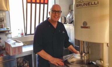 Paolo Brunelli nel laboratorio della nuova gelateria aperta a Senigallia, in via Carducci 7, dove ha portato anche questa storica macchina Cattabriga. Dopo il successo raccolto in vent'anni di duro e ispirato lavoro nella natale Agugliano, dove si trova la trattoria di famiglia Il Belvedere (telefono +39.071.907190), la nuova sede ha ottenuto da subito una grande attenzione da parte del pubblico. Lunedì 21 settembre, per le Cene di Identità Golose, Brunelli presenterà al Ratanà di Milano un menu a quattro mani con lo chef padrone di casa Cesare Battisti