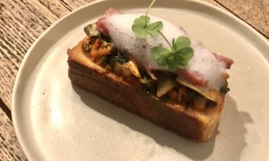 French Toast, ciauscolo e kimchi, uno dei Bites del nuovo menu serale di Hygge, in via Sapeto 3 a Milano
