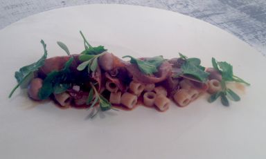 La Pasta e fagioli, oggetto della lezione di ieri sera di Antonia Klugmann a Identità Expo S.Pellegrino. La versione della chef dell'Argine di Vencò a Dolegna del Collio (Gorizia) prevede la lingua salmistrata e i ditalini di pasta di farro Monograno Felicetti