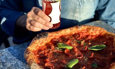 Il Negroni del pizzaiolo abbinato alla pizza Marinara del ca’: un'idea di Jack Prisco al suo Prisco Pizza&Spirits di Boscotrecase, in provincia di Napoli. Prisco ha vinto il premio Pizza e cocktail alla prima edizione della Guida di Identità Golose alle Pizzerie e Cocktail Bar d'autore
