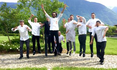 Che bel connubio, quello tra Gianni Tarabini&nbsp;(il primo a sinistra)&nbsp;e Franco Aliberti&nbsp;(al centro con barba e occhiali)... Nord e Sud, solidit&agrave; e creativit&agrave;: il duo innerva di nuove energie positive La Pres&eacute;f di Mantello, in Valtellina
