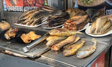 Per le strade di Seoul è facile trovare banchetti di venditori ambulanti che grigliano il pesce al momento - Tutte le foto Annalisa Cavaleri
