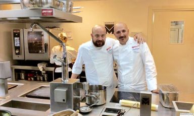 Andrea Ribaldone, chef at I Due Buoi in Alessandria (here on the right, with his sous chef Domenico Schingaro) is the protagonist on Monday and Tuesday night in the "Contemporary Italian Chefs" series at Identità Expo S.Pellegrino. For reservations (the price is 75 euros for four courses including wines) write to: expo@magentabureau.it. Tel: +39.02.62012701