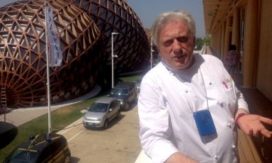 Davide Scabin questo pomeriggio sulla terrazza di Identità Expo S.Pellegrino. Per i pranzi e le cene che andranno da mercoledì 15 a domenica 19 luglio, lo chef del Combal.zero di Rivoli (Torino) ha studiato un menu che trae ispirazione, temporale e geografica dall'Europa, l'Asia, le Americhe e l'Africa. Menu a 75 euro per 4 portate vini compresi (prenotazioni expo@magentabureau.it e +39.02.62012701)