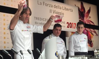 Davide Oldani del D'O di Cornaredo impugna un recipiente di sangue di vitello passato in una centrifuga da laboratorio. Ne è nato un siero albuminoso, utilizzato come base di una Cassoeula scomposta e alleggerita 
