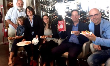Paolo Marchi, Tania Mauri, la padrona di casa Sandra Ciciriello, Luciana Squadrilli, Daniel Young e Franco Pepe. L'incontro di Milano è stato l'occasione anche per parlare di La Buona Pizza (Giunti), testo firmato dalla Mauri e dalla Squadrilli, in libreria dal 6 di luglio
