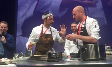 Diego Rossi di Trippa (nella foto, con la bandana) sul palco di Omnivore, congresso di cucina francese a Parigi, pochi minuti fa. Accanto a lui, un moderatore d'eccezione, Giovanni Passerini, romano e cuoco molto amato nella Ville Lumière. Dietro, Federico Sisti, amico e assistente

