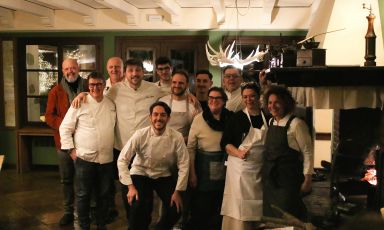I protagonisti dell'evento Il Bello del Selvatico poco prima della cena collettiva conclusiva: Michele Milani, Alessandro Gilmozzi, Gostilna Pr Maticku, Alberto Gipponi, Edoardo Tilli, Giampaolo Gaeta, Simone Valle, Mariagrazia Soncini, Fabrizia Meroi, Alessandro Gavagna e Alessia Morabito. Foto di Giulia Godeassi
