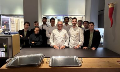 Igles Corelli con l'executive chef di Identità Golose Milano, Edoardo Traverso, e le brigate di sala e cucina
