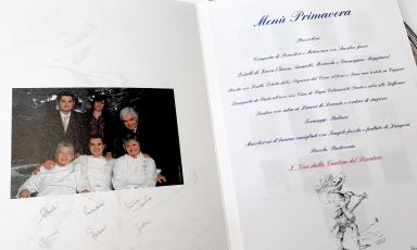 Il menu Primavera a Dal Pescatore, tre stelle a Canneto sull'Oglio (Mantova). Riproduce anche una foto di famiglia, con nonna Bruna, poi Antonio e Nadia, quindi i figli Alberto e Giovanni e la moglie di quest'ultimo, Valentina
