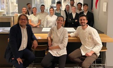 Foto di gruppo a fine servizio: in prima fila, da sinistra, il maître di Identità Golose Milano Andrea Polini, Jessica Rosval e l'executive chef dell'Hub Edoardo Traverso
