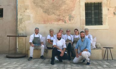 Foto di gruppo al Battimandorlo di Noto. Davanti sono lo chef Michele Di Bonito e il patron Pietro Viola. Dietro di loro, da sinistra, Alessio Zani, Federica Carnemolla, Laura Peduzzi, Cinzia Mottola, Karin Pace, Carla Irimia
