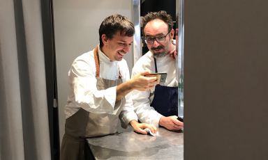 Gianluca Gorini e Paolo Lopriore, in un momento di relax (al telefono con un altro chef, Diego Rossi di Trippa) nella cucina di Identit&agrave; Golose Milano
