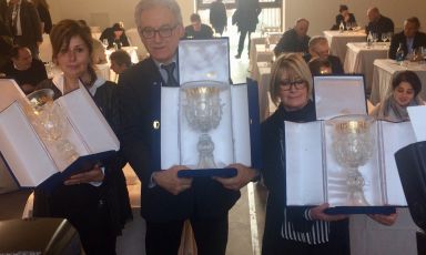La premiazione del Settimo Calice d'Oro: da sinistra Margherita Gelmini, Antonello Rovellotti e Cecilia Bianchi
