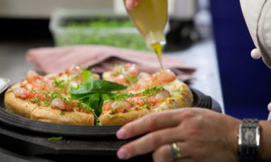 Mino Dal Dosso ha creato nel Bresciano un piccolo impero che fa della pizza contemporanea un proprio fiore all'occhiello. Lo racconta alla newsletter Identità di Pizza (per leggerla regolarmente, iscriversi gratuitamente qui)
