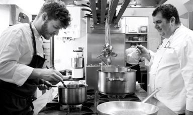 Luca, a sinistra, e Antonio: i due Abbruzzino, figlio e padre, simbolo di una Calabria del gusto che cresce, si evolve, cercando il nuovo senza dimenticare le proprie radici. Il ristorante Antonio Abbruzzino, di Catanzaro, è uno degli undici che la Guida di Identità Golose consiglia per le vostre vacanze calabresi
