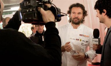 Pranzo speciale, domenica 24 maggio, a Identità Expo. Protagonisti saranno due grandissimi della cucina mondiale, l'italiano Carlo Cracco e l'argentino Mauro Colagreco. Hanno studiato un inedito menu a quattro mani; è possibile prenotarlo (il costo è di 90 euro, vini compresi, per il menu di cinque portate) mandando una mail al seguente indirizzo: expo@magentabureau.it, Oppure telefonando al +39.02.62012701