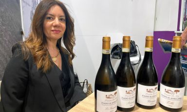 Laura De Vito mostra i suoi vini
