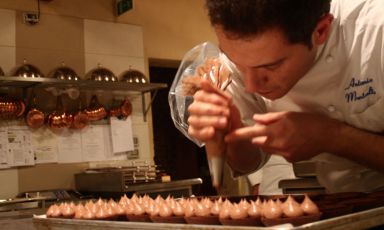 Antonio Montalto, cosentino, 28 anni, pastry-chef da 3 primavere dell’Antica Corte Pallavicina di Polesine Parmense (Parma) dopo tanta gavetta al fianco di importanti maestri in Francia e Italia. E' tra i fondatori di Pass, associazione che promuove mestieri e valori della pasticceria da ristorazione italiana (foto Anthony Mattia Cantarella)